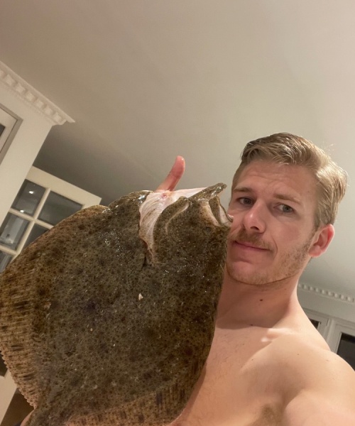 Sæsonstart – Pighvar fanget af Mand ved Kysten